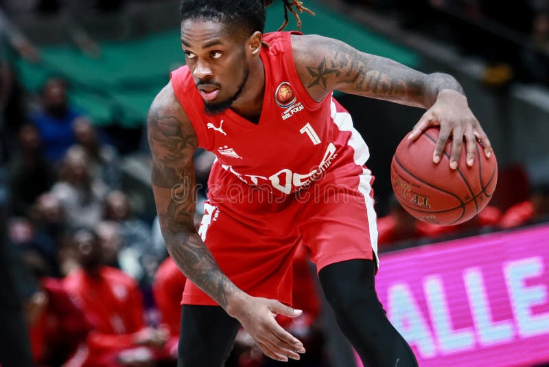 Jogador De Basquete Paris Lee Em Ação Durante O Jogo De Basquetebol Bbl  Pokal Foto de Stock Editorial - Imagem de jogos, atleta: 262629293