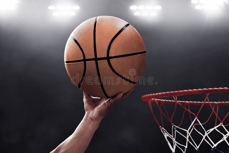 Foto de Árbitro De Basquete Segurando Uma Bola Num Jogo De Basquetebol  Durante Um Tempo Limite e mais fotos de stock de Basquete - iStock