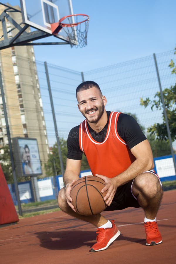 Ideia De ângulo Alto Do Basquetebol Dunking Do Jogador De Basquetebol Na  Aro Imagem de Stock - Imagem de cesta, jogar: 111358551