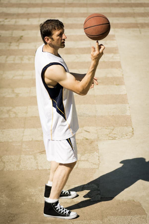 Ideia De ângulo Alto Do Basquetebol Dunking Do Jogador De Basquetebol Na  Aro Imagem de Stock - Imagem de cesta, jogar: 111358551