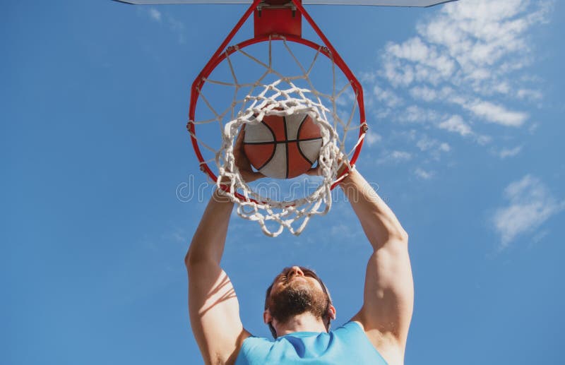 Pessoas Que Jogam Basquete Ao Ar Livre Conceito Dinâmico Do