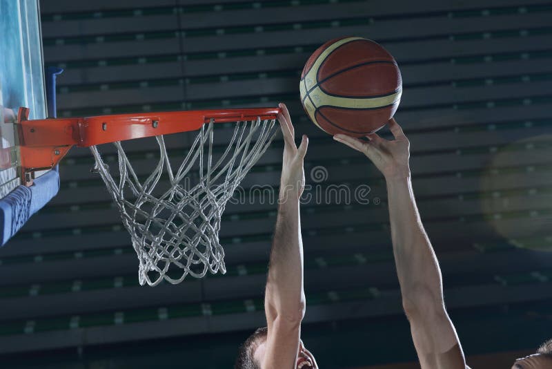 Ideia De ângulo Alto Do Basquetebol Dunking Do Jogador De Basquetebol Na  Aro Imagem de Stock - Imagem de cesta, jogar: 111358551