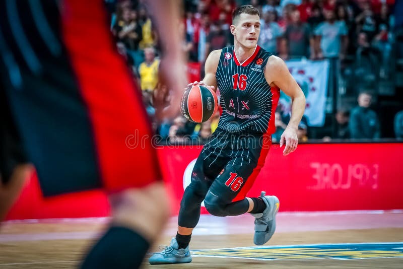 Nemanja Nedovic Em Ação Durante O Jogo De Basquete Da Euroliga Foto  Editorial - Imagem de jogo, corte: 184522616