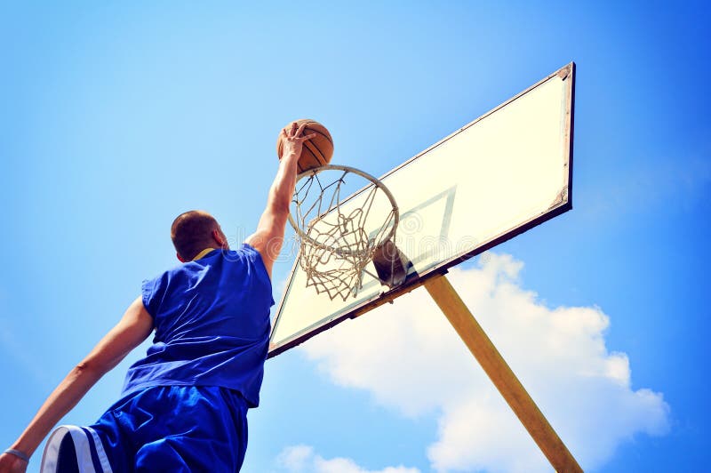 Jogador de basquetebol no voo da ação alto e em marcar fotos de stock Jogador de basquetebol no voo da ação alto e em marcar fotos de stock