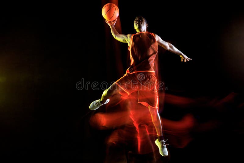 Emoções Do Vencedor. Jogador De Basquete Jovem Afro-americano Da Equipe  Vermelha Na Ação E Luzes De Néon Sobre O Fundo Escuro Do Estúdio. Conceito  Do Esporte, Do Movimento, Da Energia E Do