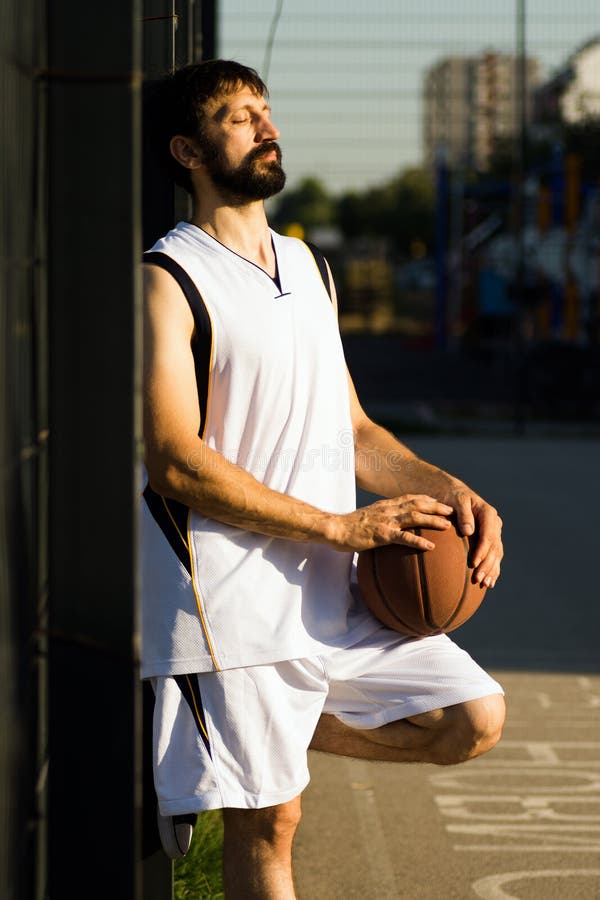 Ideia De ângulo Alto Do Basquetebol Dunking Do Jogador De Basquetebol Na  Aro Imagem de Stock - Imagem de cesta, jogar: 111358551