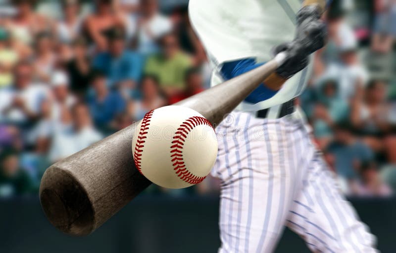 Jogador de beisebol batendo bola com taco em close