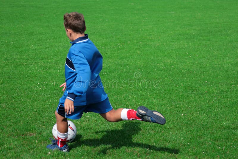 Jogador De Futebol Do Menino No Treinamento Jogadores De Futebol Novos Na  Sess?o De Pr?tica Foto de Stock - Imagem de playground, passo: 146862874