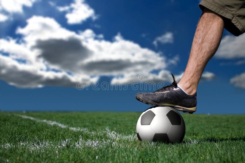 Bola De Futebol No Jogo Da Noite Com O Aperto De Um Sapato De Futebol  Batendo Na Bola Com O Poder Imagem de Stock - Imagem de potência, tiro:  214135845