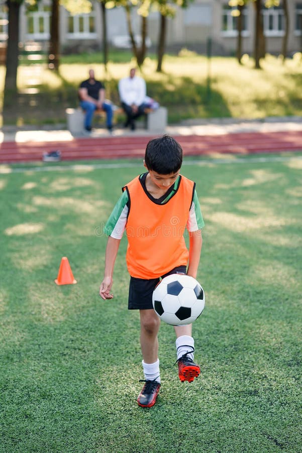 Um Jovem Jogador De Futebol Machucou Sua Perna Durante O Jogo E Bola No  Campo. Lesão Infantil No Conceito Desportivo. Cópia Foto de Stock - Imagem  de joelho, futebolista: 176890416