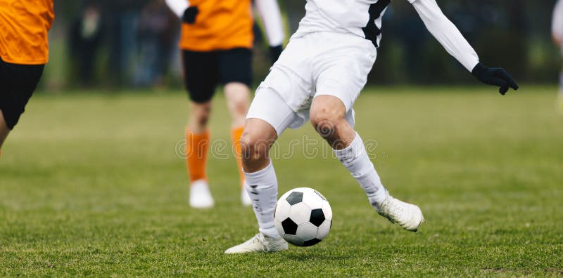 Dois Jogadores De Futebol Correndo E Dando Pontapés. Jogadores De Futebol  Adultos Competem No Jogo De Futebol Foto de Stock - Imagem de verde, duelo:  211382810