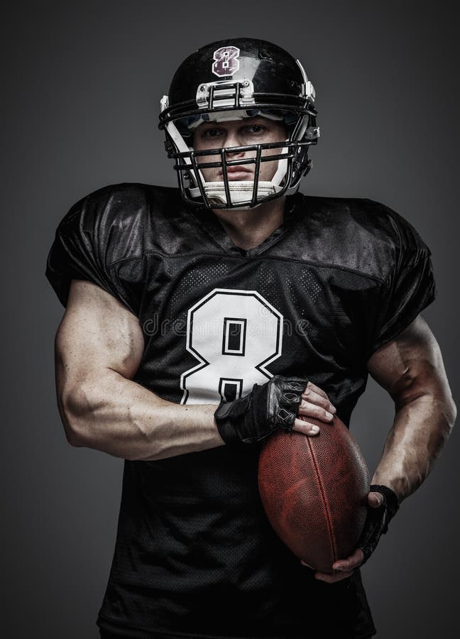 Feminino jogador de futebol americano em uniforme — Fotografias de Stock ©  DmitryPoch #132271496