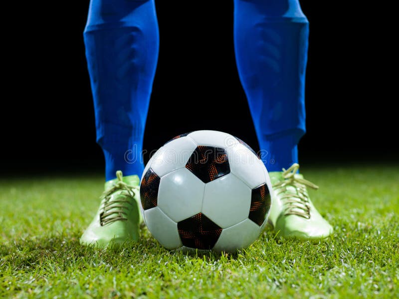 Foto de Retrato De Ação De Baixo Ângulo Do Jogador De Futebol Correndo Para  Chutar A Bola e mais fotos de stock de Futebol - iStock