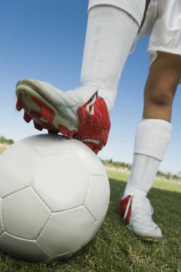 Jogador Da Bola Do Pé Que Guarda a Bola Do Pé No Tornozelo Do Pé