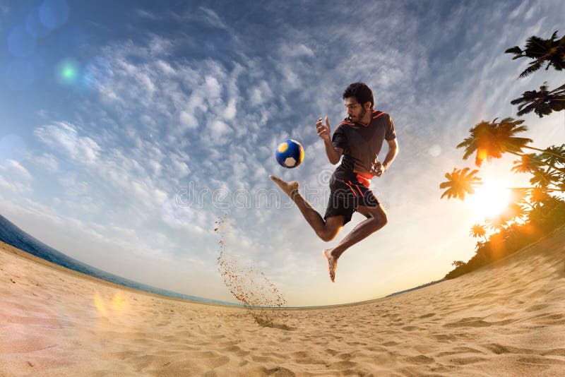 Jogador De Futebol Da Praia Na Ação Ângulo Largo Da Praia Ensolarada Imagem  de Stock - Imagem de oceano, atleta: 124770337