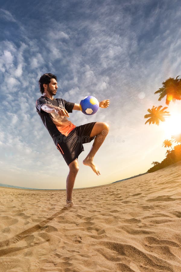 Jogador De Futebol Da Praia Na Ação Ângulo Largo Da Praia Ensolarada Imagem  de Stock - Imagem de oceano, atleta: 124770337