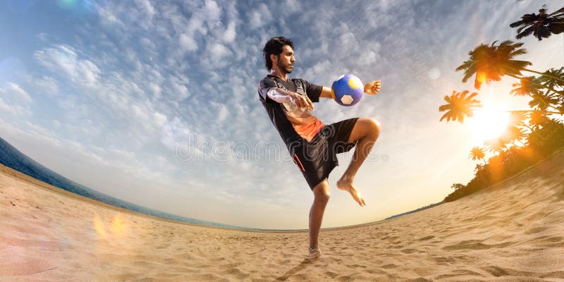 Jogador De Futebol Da Praia Na Ação Ângulo Largo Da Praia Ensolarada Imagem  de Stock - Imagem de oceano, atleta: 124770337