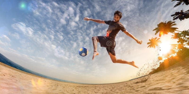 Jogador De Futebol De Praia Em Ação. Ensolarado Praia Grande Ângulo E Mar  Foto Royalty Free, Gravuras, Imagens e Banco de fotografias. Image 109818192