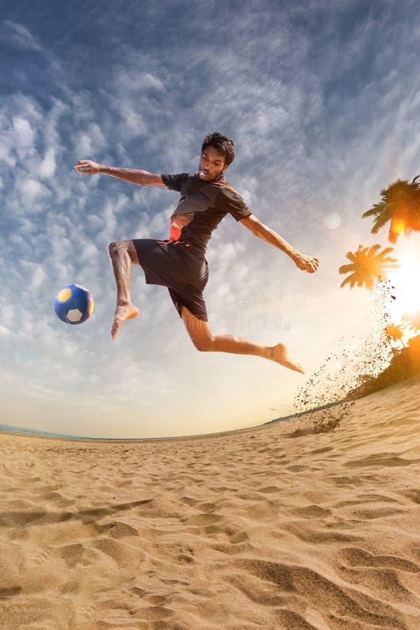 Jogador De Futebol Da Praia Na Ação Ângulo Largo Da Praia