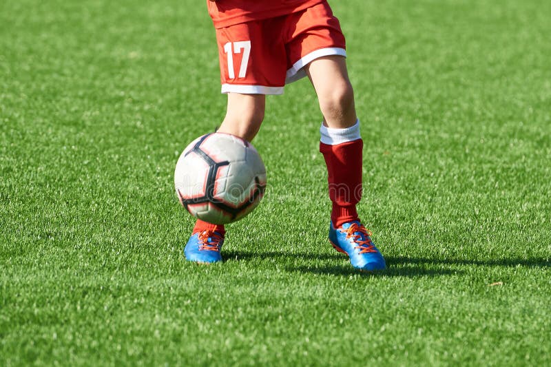 Jogador De Futebol Que Corre O Fundo Da Bola. Imagem Baixa Do Ângulo Da  Bola De Pontapé Do Menino Do Futebol No Campo De Treinamento Da Grama Foto  Royalty Free, Gravuras, Imagens