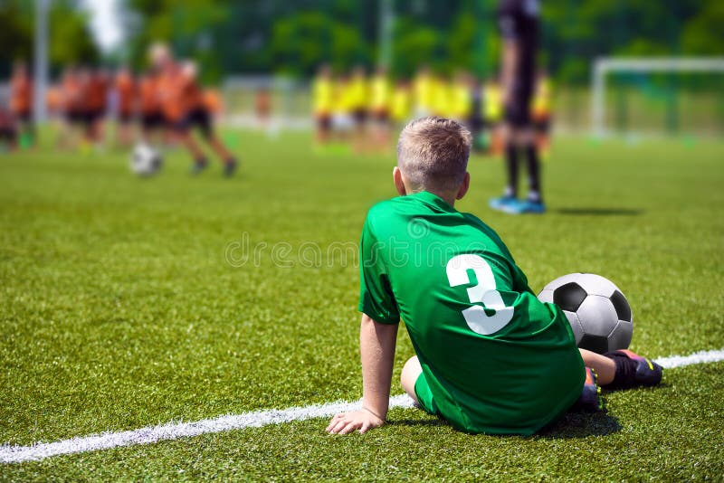 Jogador De Futebol Do Menino No Treinamento Jogadores De Futebol Novos Na  Sess?o De Pr?tica Foto de Stock - Imagem de playground, passo: 146862874