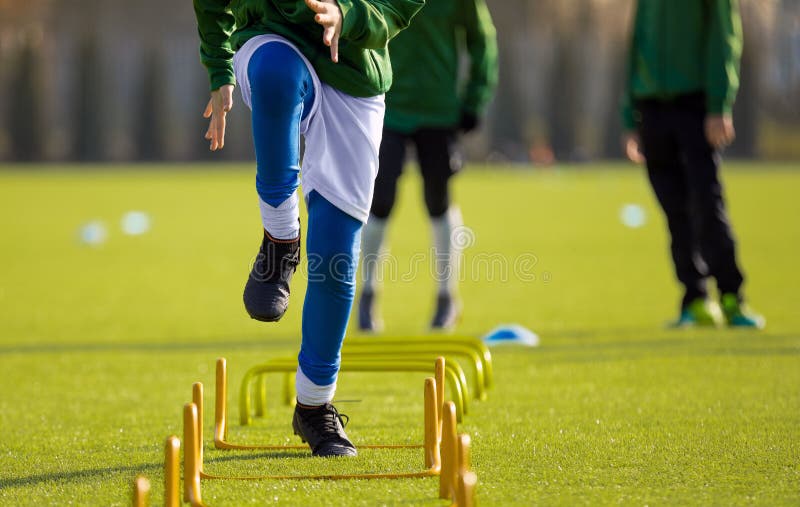 Jogador De Futebol Que Corre O Fundo Da Bola. Imagem Baixa Do Ângulo Da  Bola De Pontapé Do Menino Do Futebol No Campo De Treinamento Da Grama Foto  Royalty Free, Gravuras, Imagens