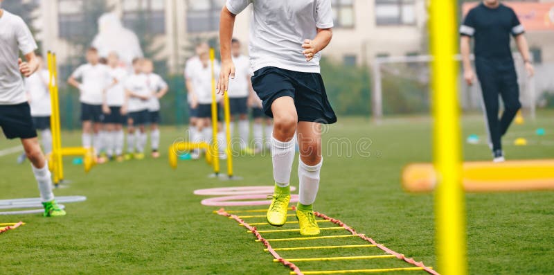 Jogador De Futebol Do Menino No Treinamento Jogadores De Futebol Novos Na  Sess?o De Pr?tica Foto de Stock - Imagem de playground, passo: 146862874