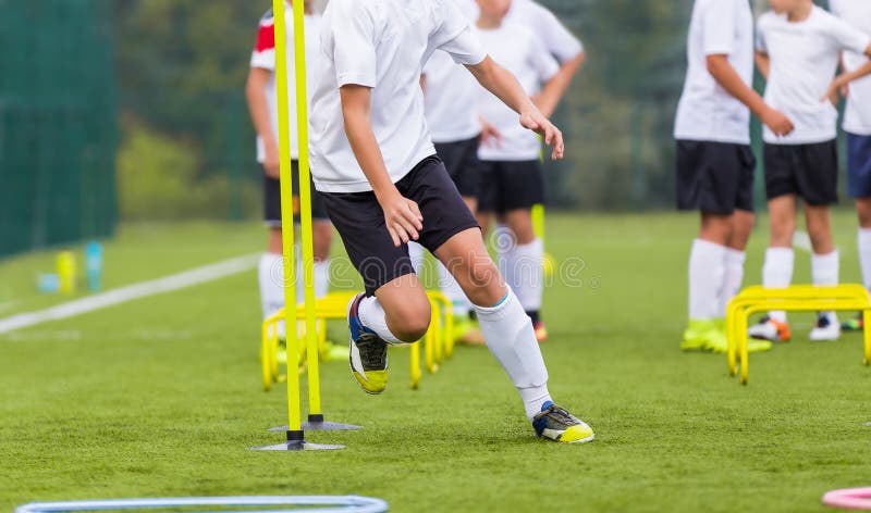 Jogador De Futebol Do Menino No Treinamento Jogadores De Futebol Novos Na  Sess?o De Pr?tica Foto de Stock - Imagem de playground, passo: 146862874