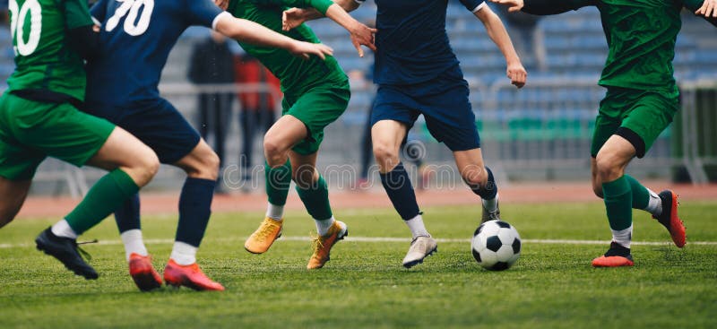 Dois jogadores de futebol masculino, bola driblando no estádio durante o  jogo de esporte no fundo do céu escuro. fotos, imagens de ©  vova130555@gmail.com #480717430