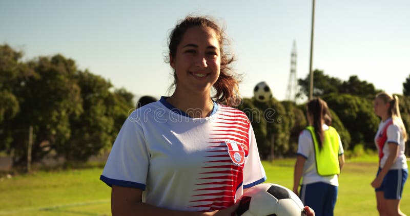 Quero Tocar Uma Filmagem. Retrato De Um Jovem Jogando Futebol Num Campo  Esportivo. Foto de Stock - Imagem de jogo, colhido: 243222436