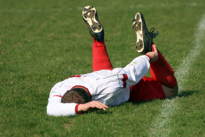 Jogador de futebol ferido foto de stock royalty free Jogador de futebol ferido foto de stock royalty free