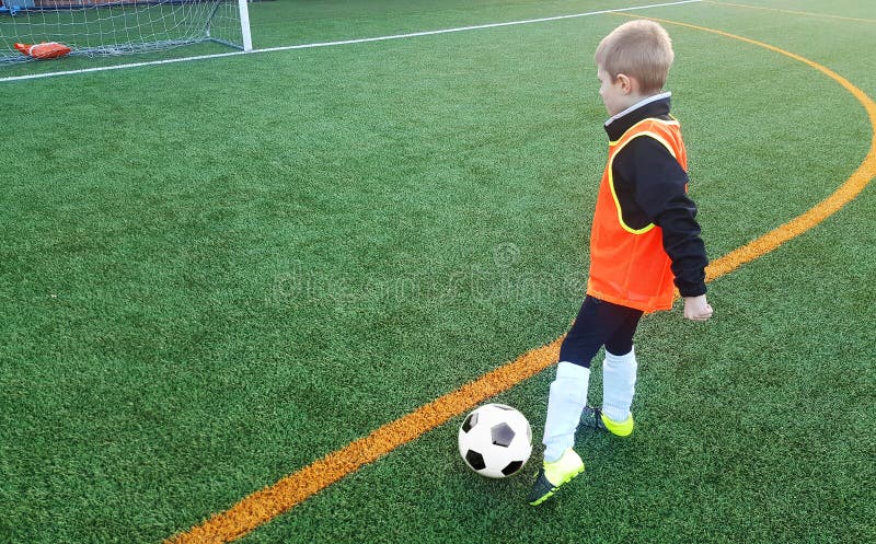 Foto De Stock Dois Meninos Jogando Futebol, Royalty-Free