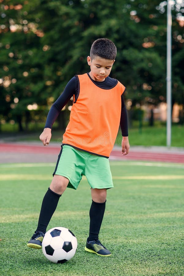 Adolescentes jogando futebol jogo de futebol fotos, imagens de