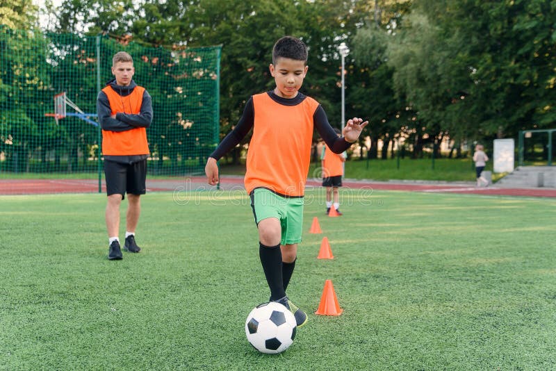 Futebol no sportswear jogando bola