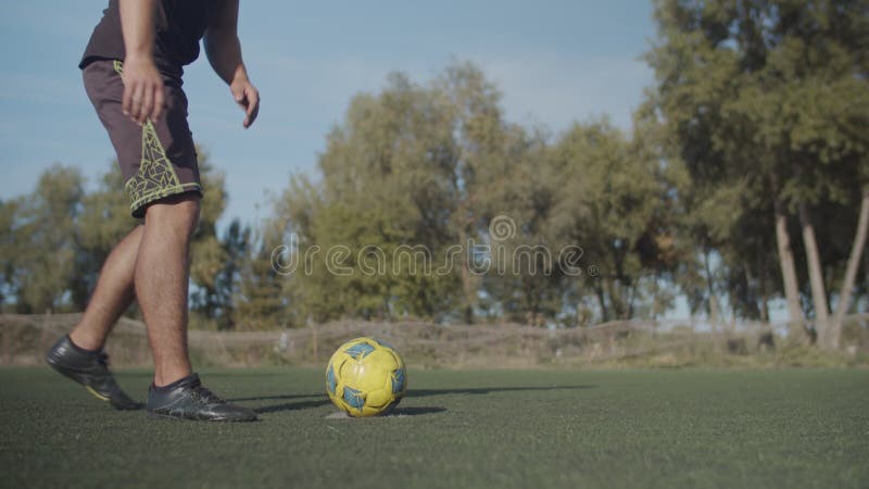 Jogador de futebol colocando a bola na grama ângulo baixo do
