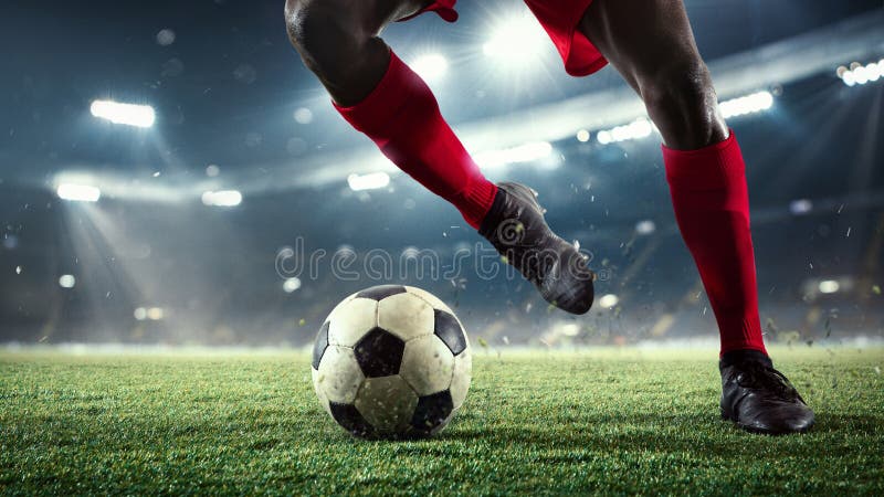 Jogador De Futebol Pronto Para Chutar O Futebol Durante O Jogo. Aposta  Online Imagem de Stock - Imagem de futebol, playground: 268885117