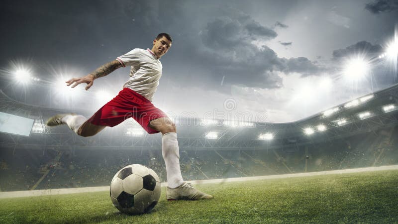 Jogador De Futebol Ou Futebol Em Ação No Estádio Com Lanternas Chutando  Bola Para Ganhar Um ângulo Largo Imagem de Stock - Imagem de africano,  lanternas: 177366365