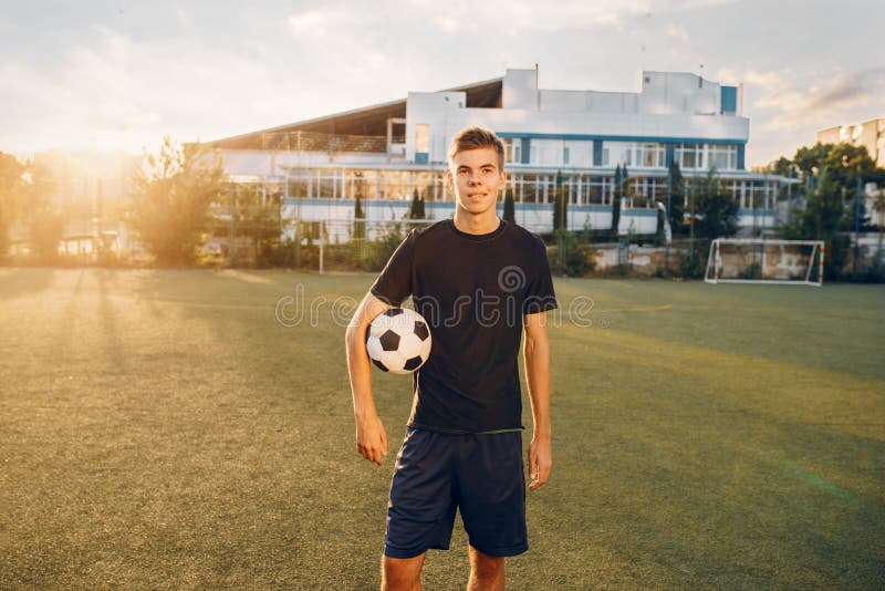 Dois jogadores de futebol masculinos deitado na grama do campo, vista  superior. jogador de futebol no estádio ao ar livre, treino antes do jogo,  treino de futebol