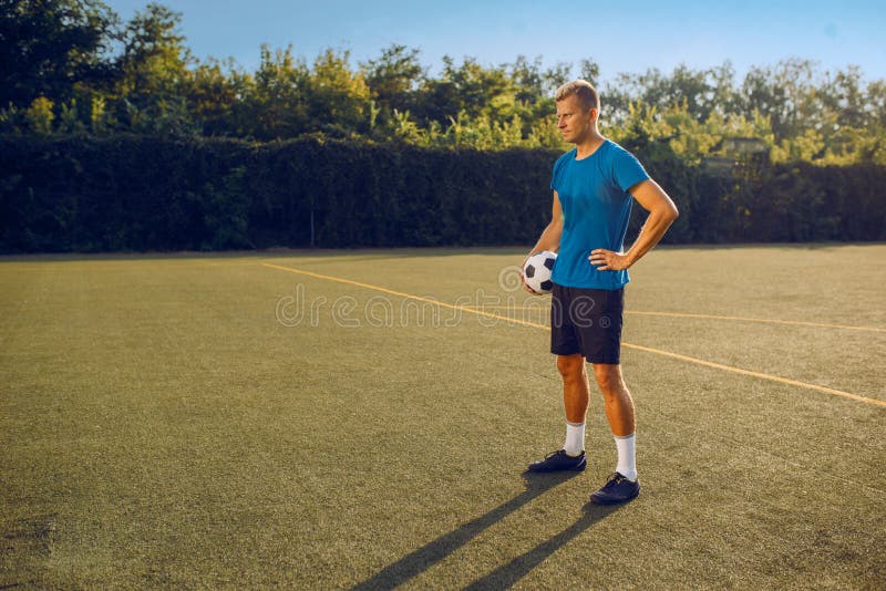 Dois jogadores de futebol masculinos deitado na grama do campo, vista  superior. jogador de futebol no estádio ao ar livre, treino antes do jogo,  treino de futebol