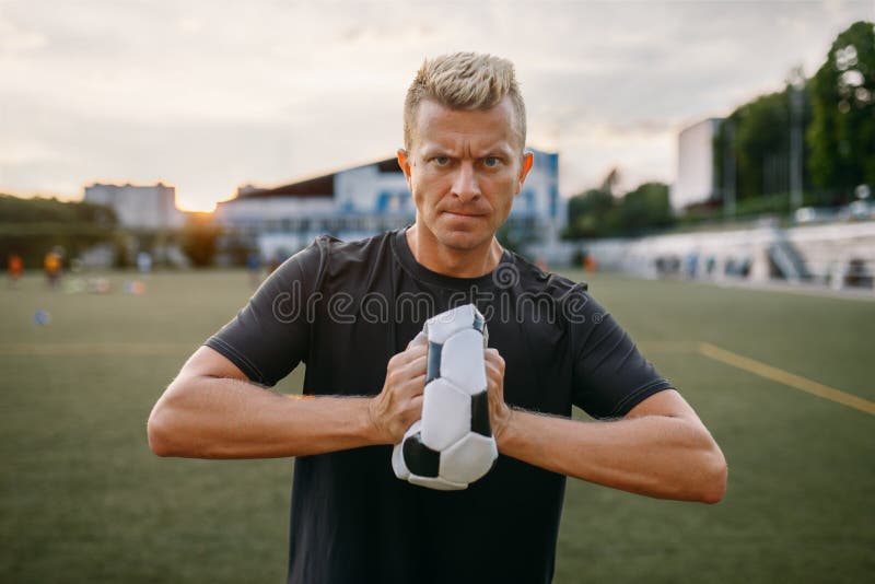 Bola de futebol online, jogador em campo no fundo. jogador de futebol no  estádio ao ar livre, treino antes do jogo, treino de futebol