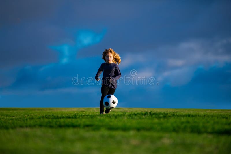 43,644 Fotos de Stock de Menino Com Uma Bola De Futebol - Fotos de