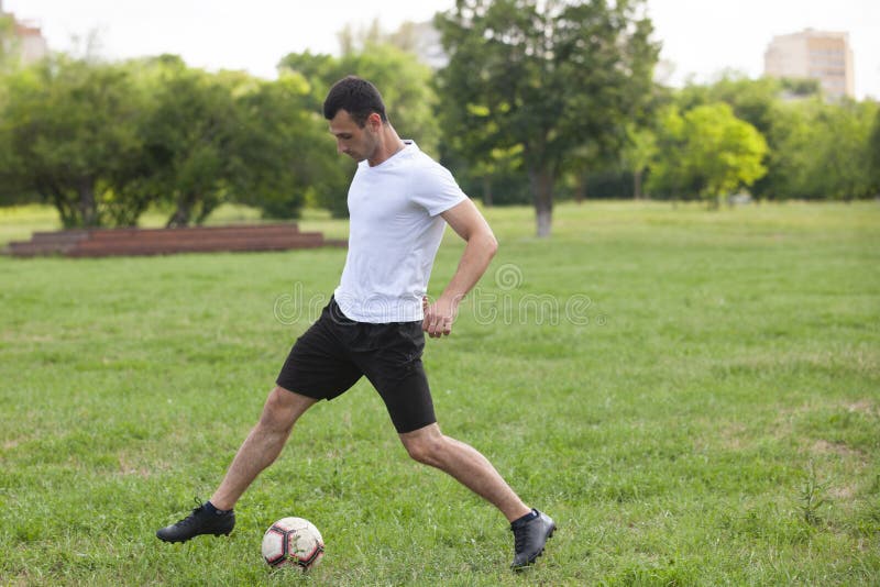 Jogador de futebol na a??o Retrocedendo um futebol imagens de stock Jogador de futebol na a??o Retrocedendo um futebol imagens de stock
