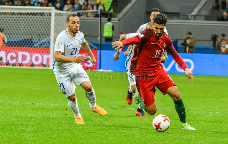 Jogador De Futebol Nacional De Portugal Andre Gomes Contra O Chile Logo  Atrás Mauricio Isla Durante a Xícara De Confederações De F Fotografia  Editorial - Imagem de passo, central: 207477682