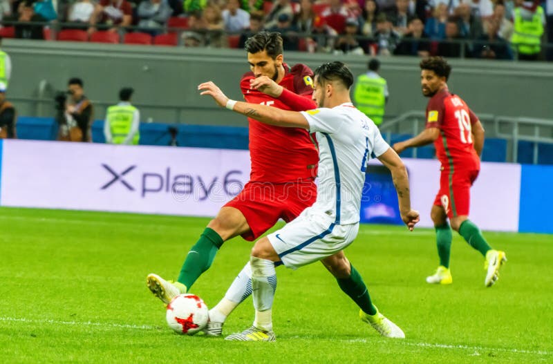 Jogador De Futebol Nacional De Portugal Andre Gomes Contra O Chile Logo  Atrás Mauricio Isla Durante a Xícara De Confederações De F Fotografia  Editorial - Imagem de passo, central: 207477682