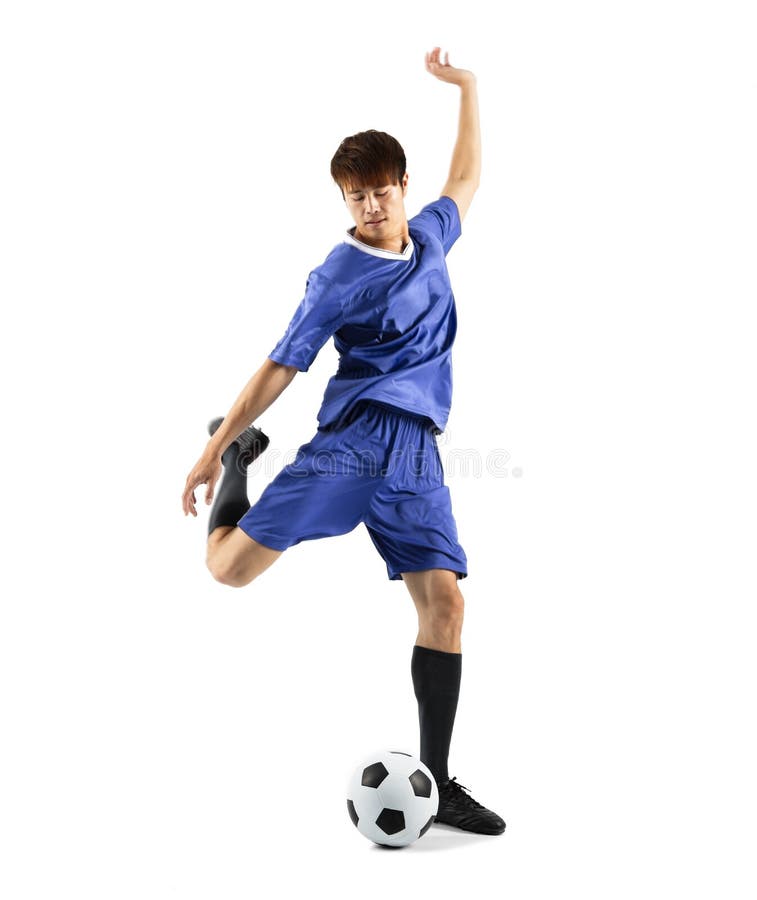 Jogador de futebol forte com bola de futebol e sorrindo em fundo branco  isolado