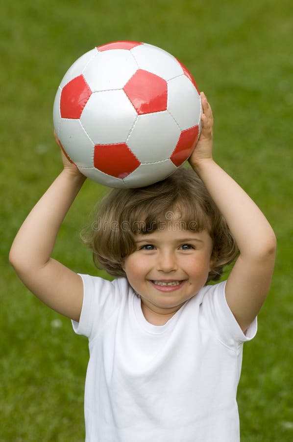 Crianças Jogam Jogo De Futebol. Crianças Em Duas Equipes Chutando Bola  Clássica De Futebol. Jovens Jogadores De Futebol Se Divertindo No Jogo De  Futebol De Verão Foto Royalty Free, Gravuras, Imagens e Banco de  fotografias. Image 192120247