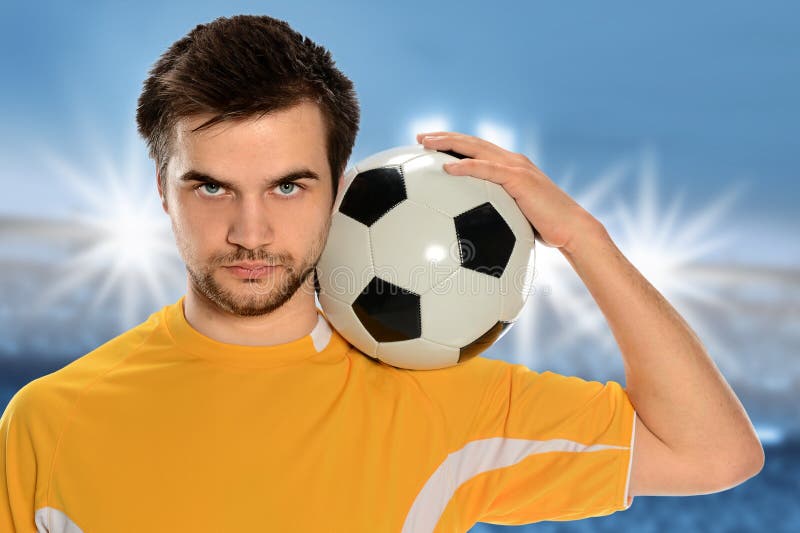 Jogador de futebol que guardara a bola foto de stock royalty free Jogador de futebol que guardara a bola foto de stock royalty free