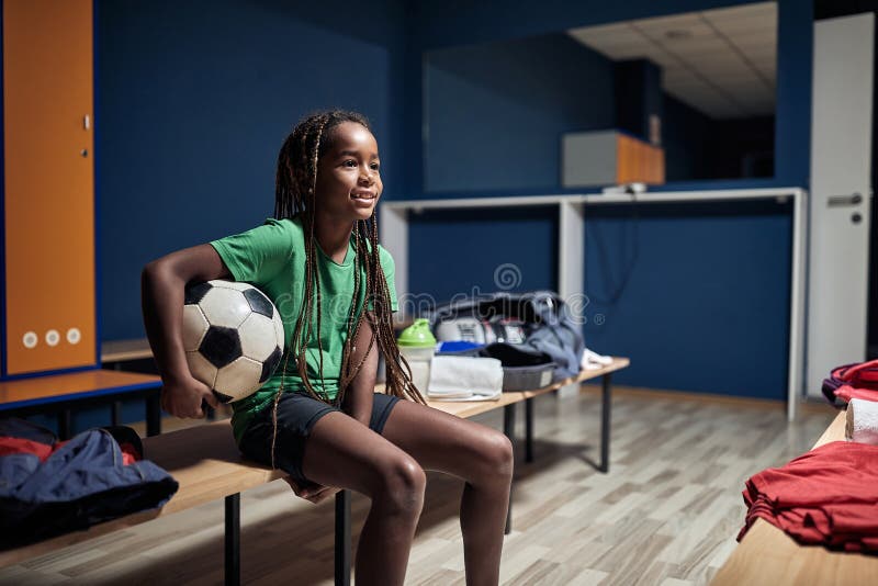 Jogador De Futebol Feminino Antes De Treinar Escuta Música No Telefone Na  Sala De Vestiários Imagem de Stock - Imagem de copo, futebol: 190876669