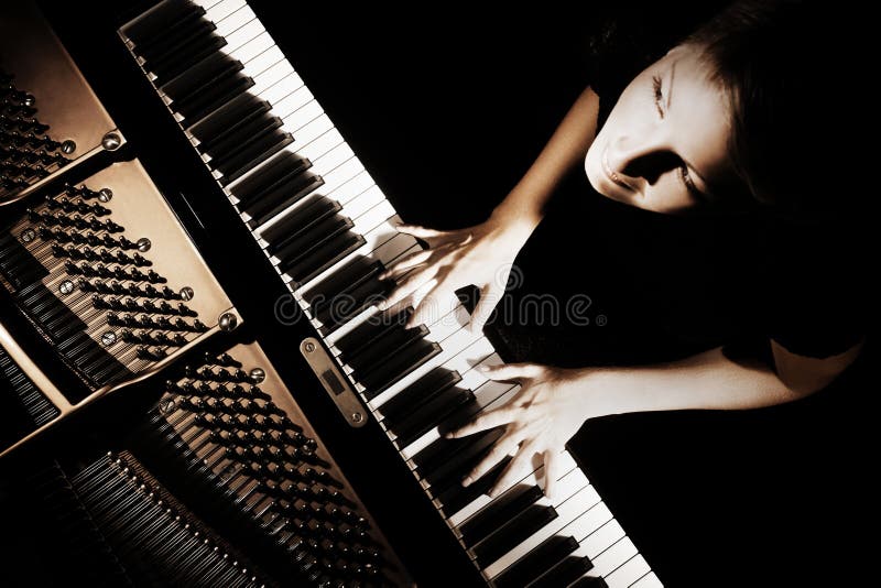 Jogo Das Mãos Do Pianista Da Música Do Piano Detalhes Do Piano De Cauda Do  Instrumento Musical Com Mão Do Executor No Fundo Branc Foto de Stock -  Imagem de melodia, pianista