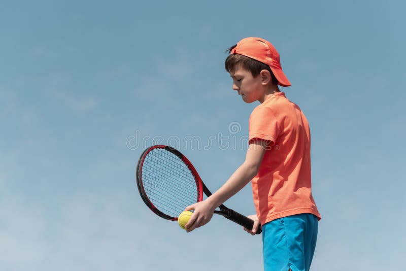 Jogador De Tênis Infantil Joga Tênis Sozinho Treinando Contra a